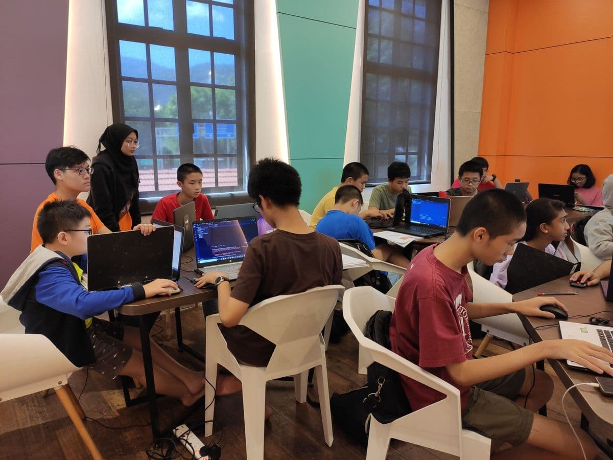 Program AI 1 – Data Analysis and Data Science - Gain proficiency in Python for data analysis with practical applications