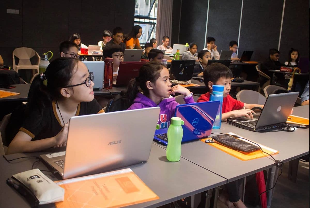 Program Junior Creator - An introductory course that covers basic coding, computer literacy, animation concepts, and project-based learning.